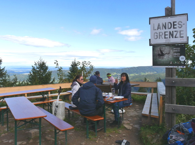 kurze Pause auf einer Hütte, © Gine Selle