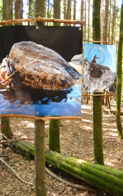 Waldinstallation "Eroberung einer neuen Heimat" - Zwieselerwaldhaus  (C) Gine Selle 2015