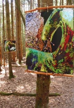 Waldinstallation "Eroberung einer neuen Heimat" - Zwieselerwaldhaus  (C) Gine Selle 2015