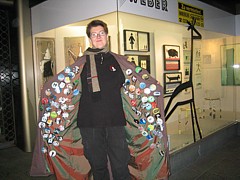 Ausstellung im leeren Ladenlokal in Dortmund + Der Buttonmantel, 2004 (C) Gine Selle