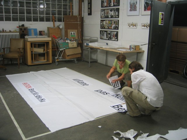 Gine Selle und Marc Hompesch besetzen unter dem Motto Brot für die Kunst eine Plakatwand in der Heroldstraße in Dortmund 2008 (C) Gine Selle 2008