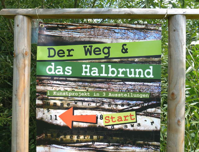 "Der Weg und das Halbrund - Kunstinstallation am Weg entlang der Flanitz" - Frauenau  (C) Gine Selle 2016